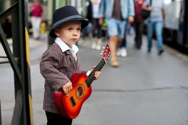 铁路站上一把吉他的男孩 — 图库照片