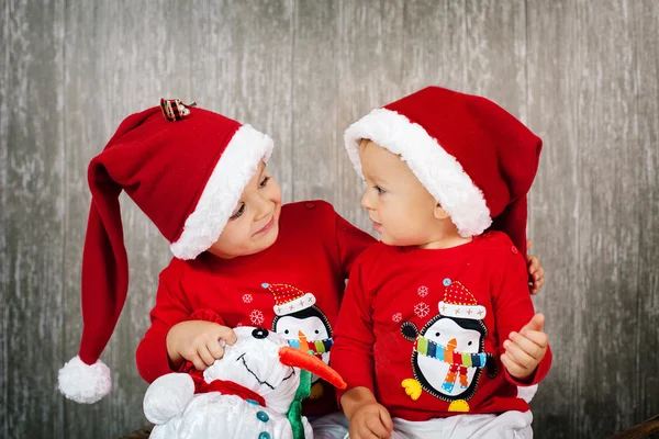 Bröder på jul — Stockfoto