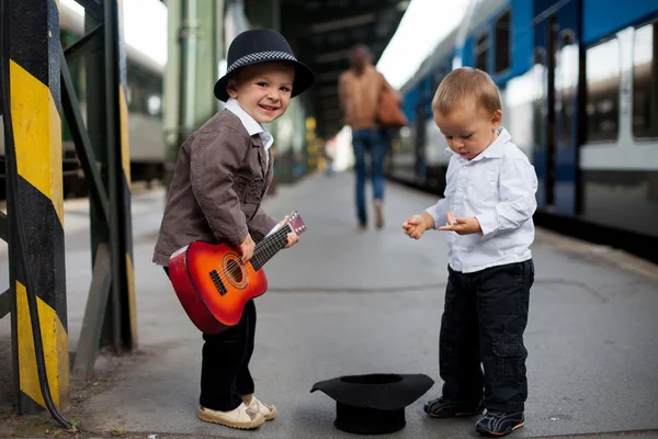 鉄道駅でギターを持つ少年 — ストック写真