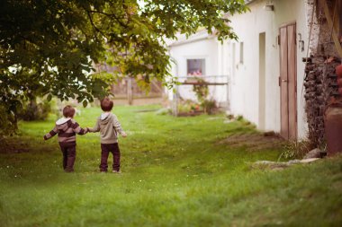 bir elma bahçesinde iki erkek
