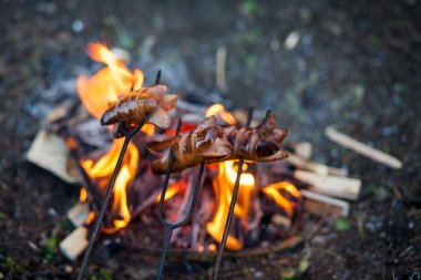 sosis mangal üzerinde