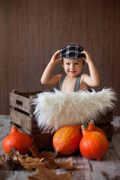 少年帽子と木製トレイにサスペンダー — ストック写真