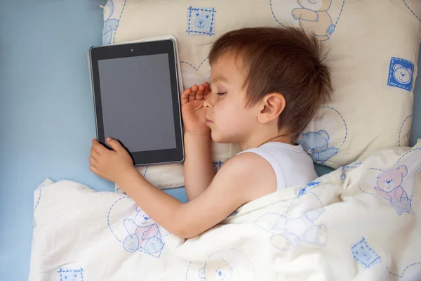 Tablet, çocukla yatmak — Stok fotoğraf
