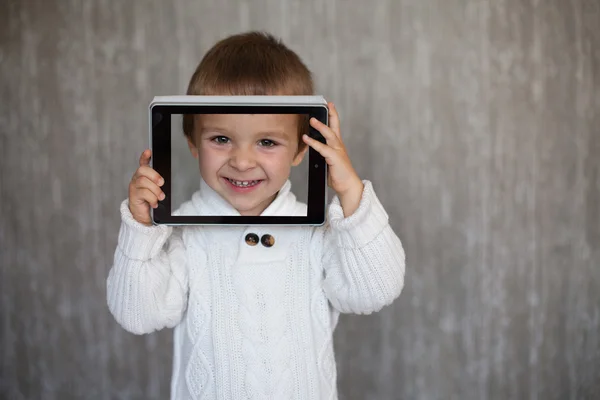Niño con tableta —  Fotos de Stock