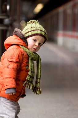 küçük çocuk bir metro istasyonu