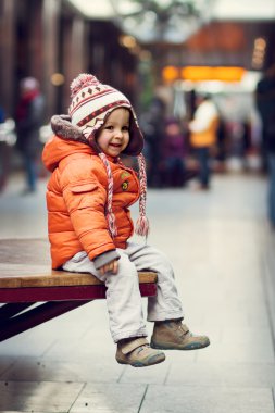 küçük çocuk bir metro istasyonu