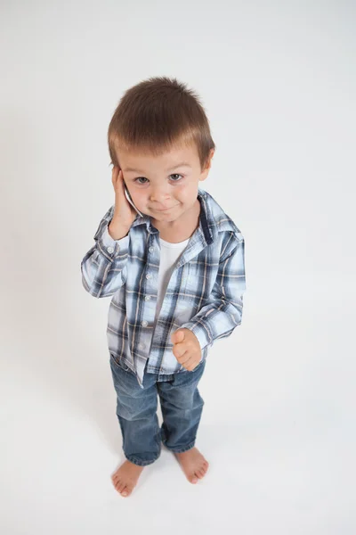 Kisfiú, beszél a telefonon, a hüvelykujját, — Stock Fotó