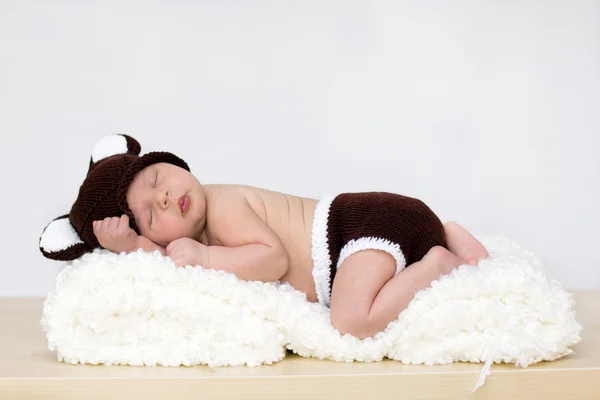 Niño dormido con sombrero de oso y pantalones — Foto de Stock