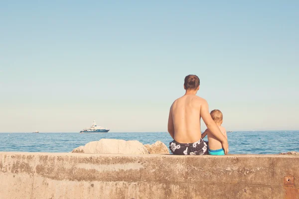 Πατέρας και γιος, κοιτάζοντας ένα πλοίο — Φωτογραφία Αρχείου