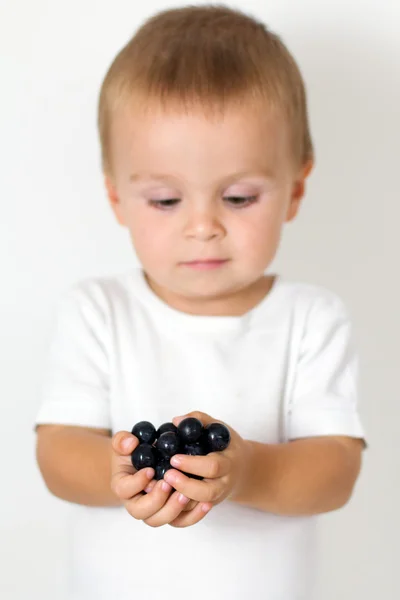 Niño pequeño, sosteniendo la uva —  Fotos de Stock