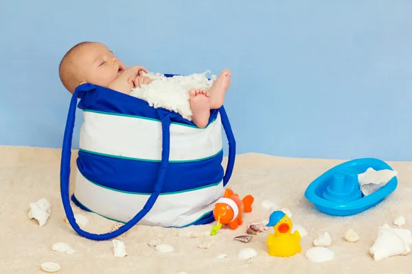 Babyjongen op het strand — Stockfoto