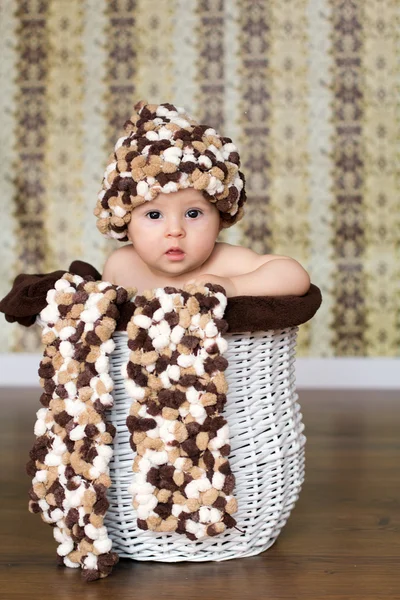 Baby boy egy kosár, kalap és sál — Stock Fotó