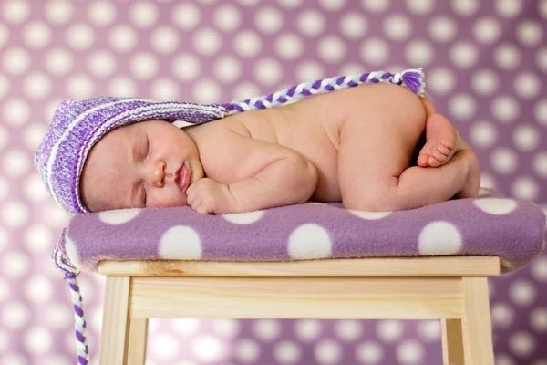 Menina bebê dormindo em uma cadeira — Fotografia de Stock