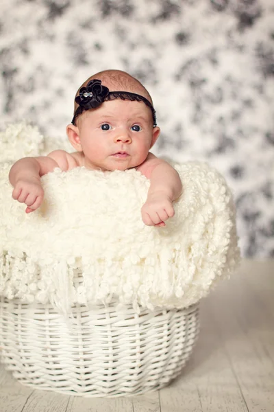 Nyfödd baby flicka i en korg — Stockfoto