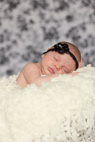 Nyfödd baby flicka i en korg — Stockfoto