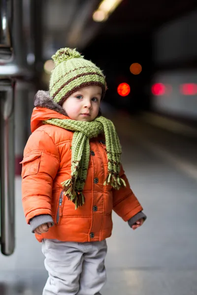 Liten pojke i en tunnelbanestation — Stockfoto