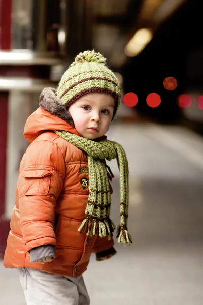 Мальчик на станции метро — стоковое фото