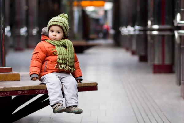 Küçük çocuk bir metro istasyonu — Stok fotoğraf