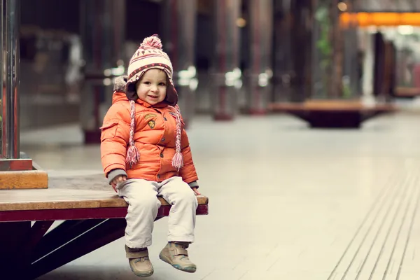 Küçük çocuk bir metro istasyonu — Stok fotoğraf