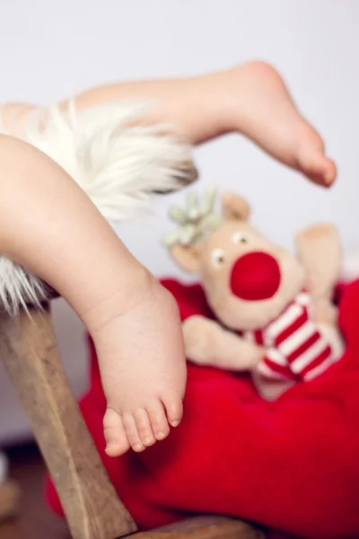 Little baby boy, dressed in santa clothes, sleeping on a sledge — Stock Photo, Image