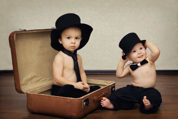 Dois rapazes com uma mala — Fotografia de Stock