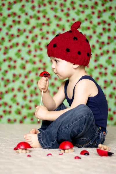 Niño con un sombrero de mariquita —  Fotos de Stock