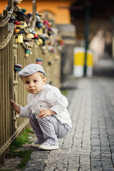 Boy next to a fence with lockers — Stock Photo, Image