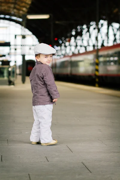 Chlapec na centrálním nádraží — Stock fotografie