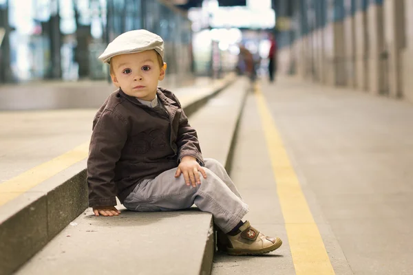 Pojke på en central järnvägsstation — Stockfoto