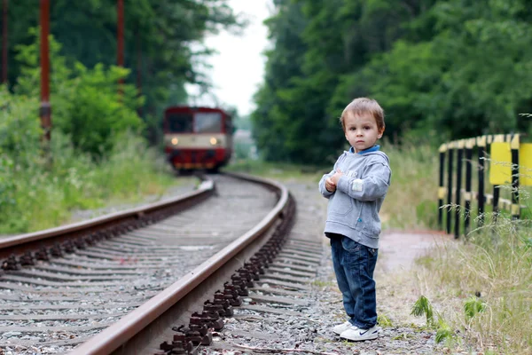 Ragazzo, in piedi accanto a una ferrovia — Foto Stock