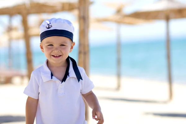 Mały chłopiec marynarza na plaży — Zdjęcie stockowe