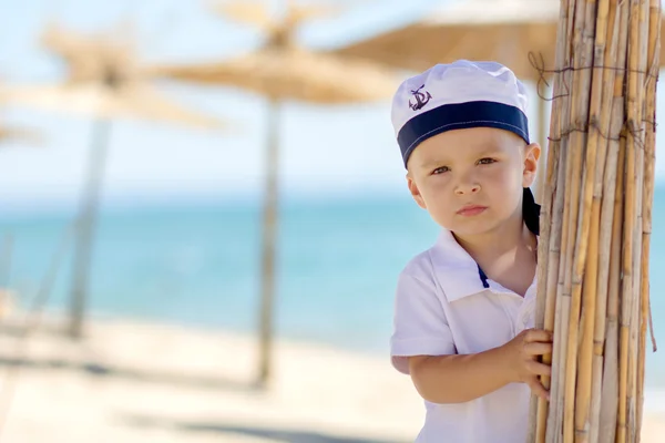 在海滩上的小水手男孩。 — 图库照片