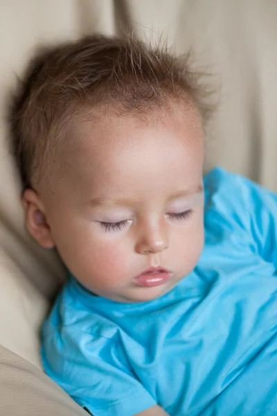 Niño pequeño, durmiendo — Foto de Stock