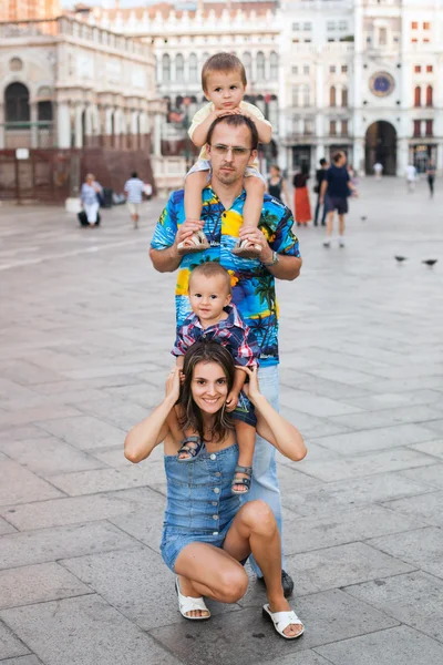 Retrato familiar en Venecia — Foto de Stock