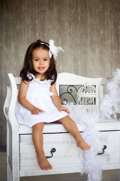 Niña con vestido blanco — Foto de Stock