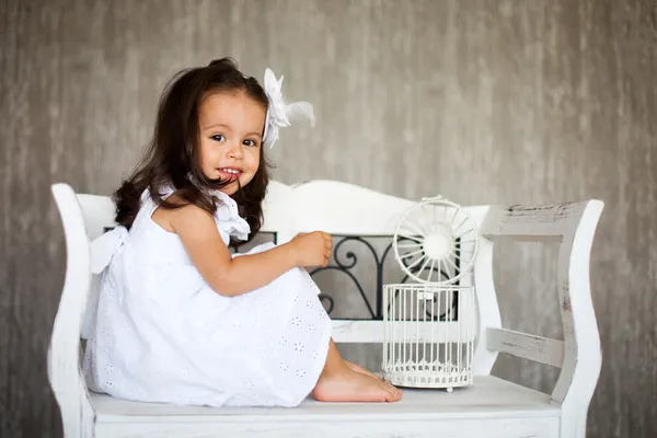 Bambina con abito bianco — Foto Stock