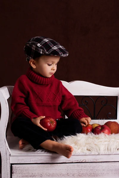 Niño con sombrero y manzanas — Foto de Stock