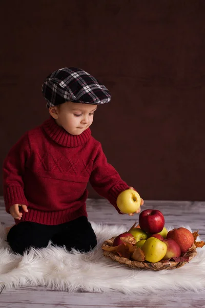 Ragazzo con cappello e mele — Foto Stock