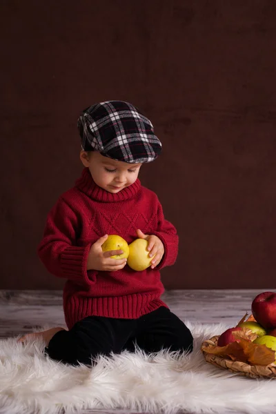 Niño con sombrero y manzanas — Foto de Stock