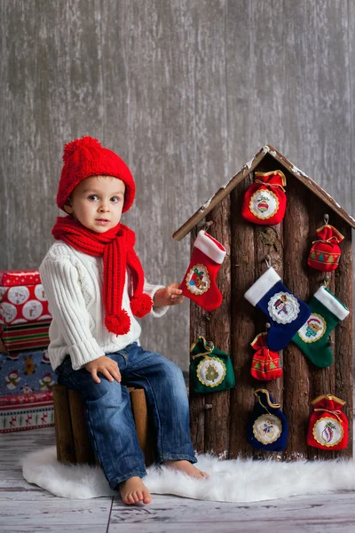 Маленький мальчик на Рождество — стоковое фото