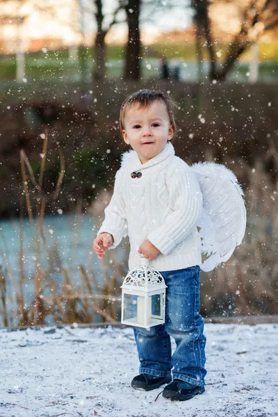 Babyjongen met hoek vleugels — Stockfoto