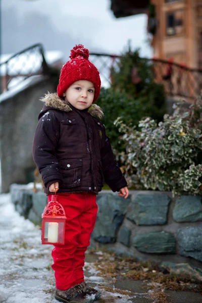 Зимовий портрет хлопчика з капелюхом — стокове фото
