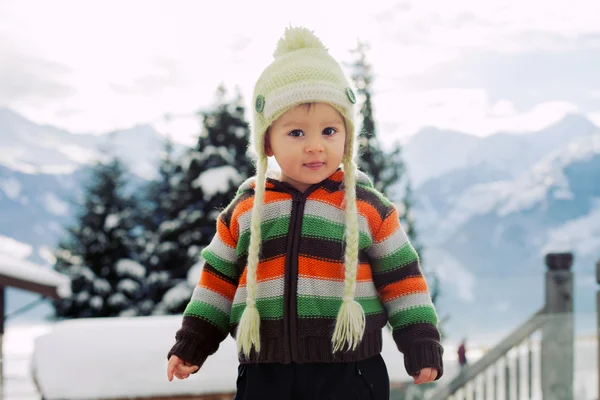 Winter portret van een jongen — Stockfoto