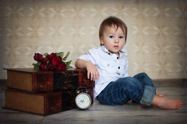 Ragazzo con libri, fiori e orologio — Foto Stock