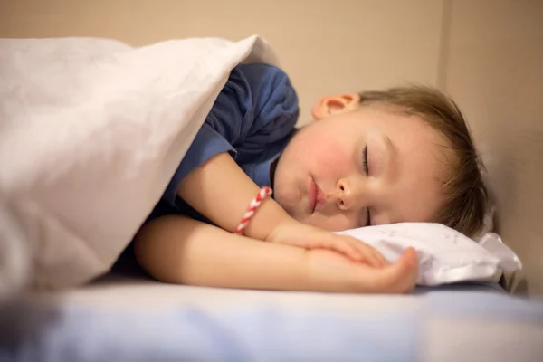 Chico, durmiendo por la tarde — Foto de Stock