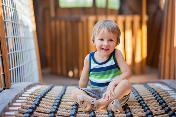 Junge auf einem Spielplatz — Stockfoto
