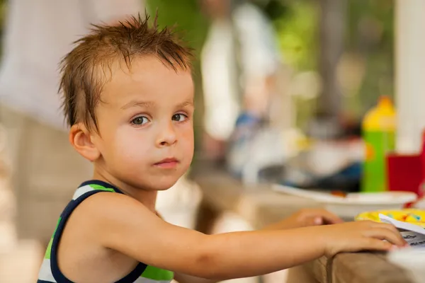 Retrato de verão de um menino — Fotografia de Stock