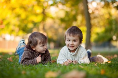 iki erkek, kurabiye yemek