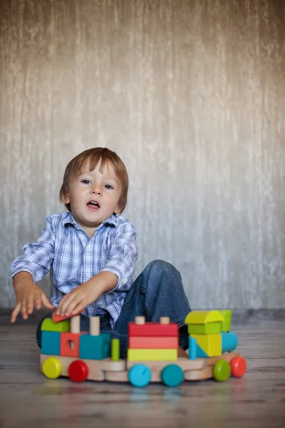 Pojke, leker med trä tåg — Stockfoto