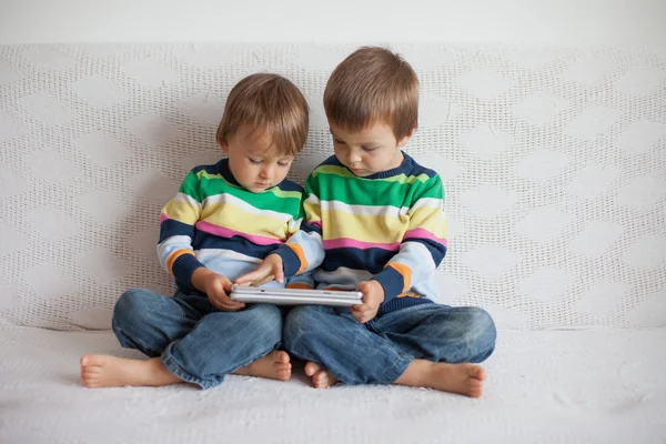 Two boys, playing on tablet — Stock Photo, Image